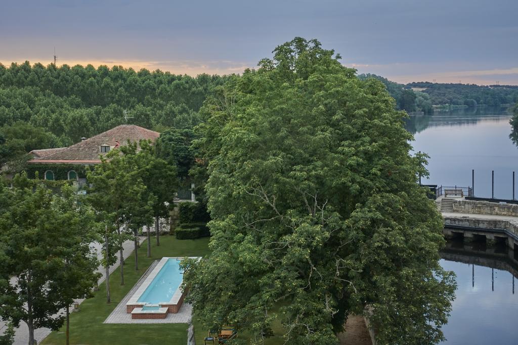 Hacienda Zorita Wine Hotel & Spa Valverdon Екстер'єр фото View of the lake from the hotel