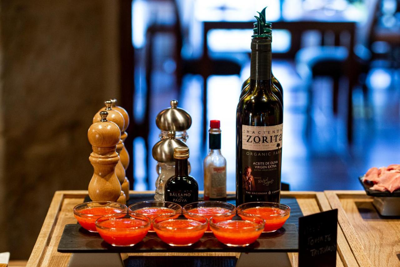 Hacienda Zorita Wine Hotel & Spa Valverdon Екстер'єр фото A bottle of ZORIT